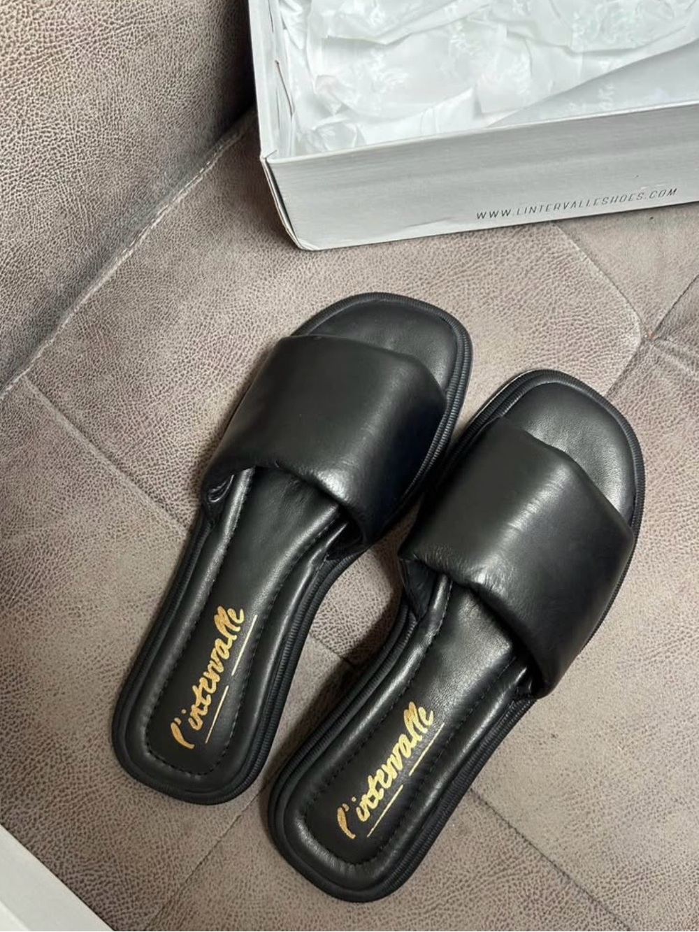 L'INTERVALLE Sleek Black Leather Slide Sandals